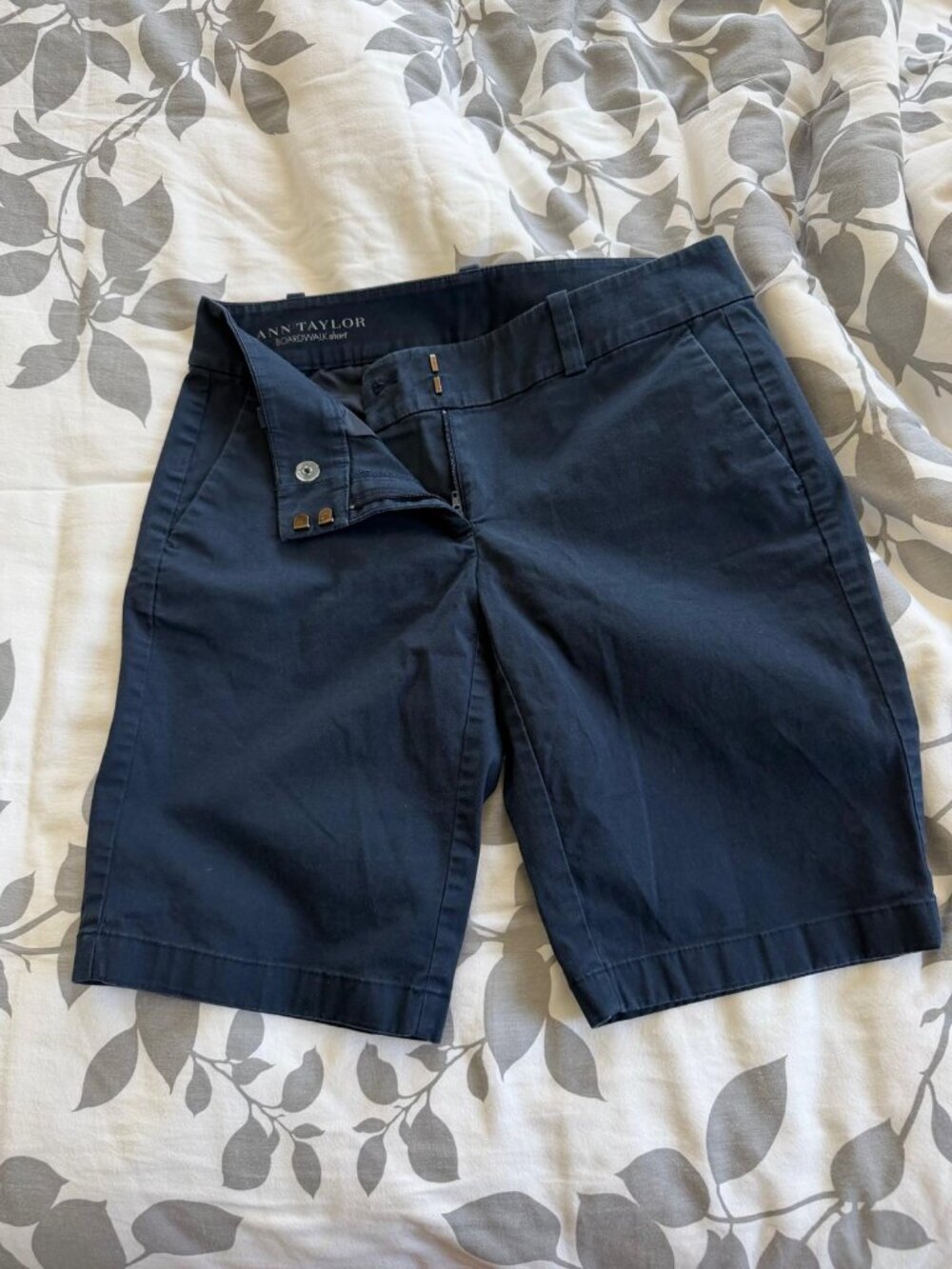 Like New Ann Taylor women's navy blue Boardwalk shorts 10".